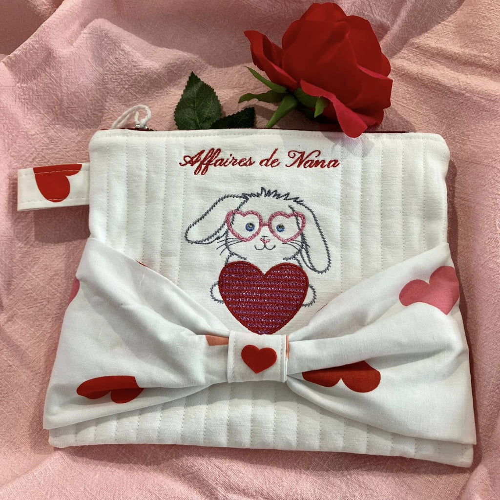 Lapin à lunette coeur - Motif de broderie - Format disponible 10x10