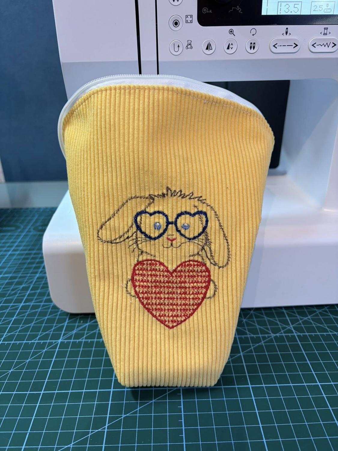 Lapin à lunette coeur - Motif de broderie - Format disponible 10x10