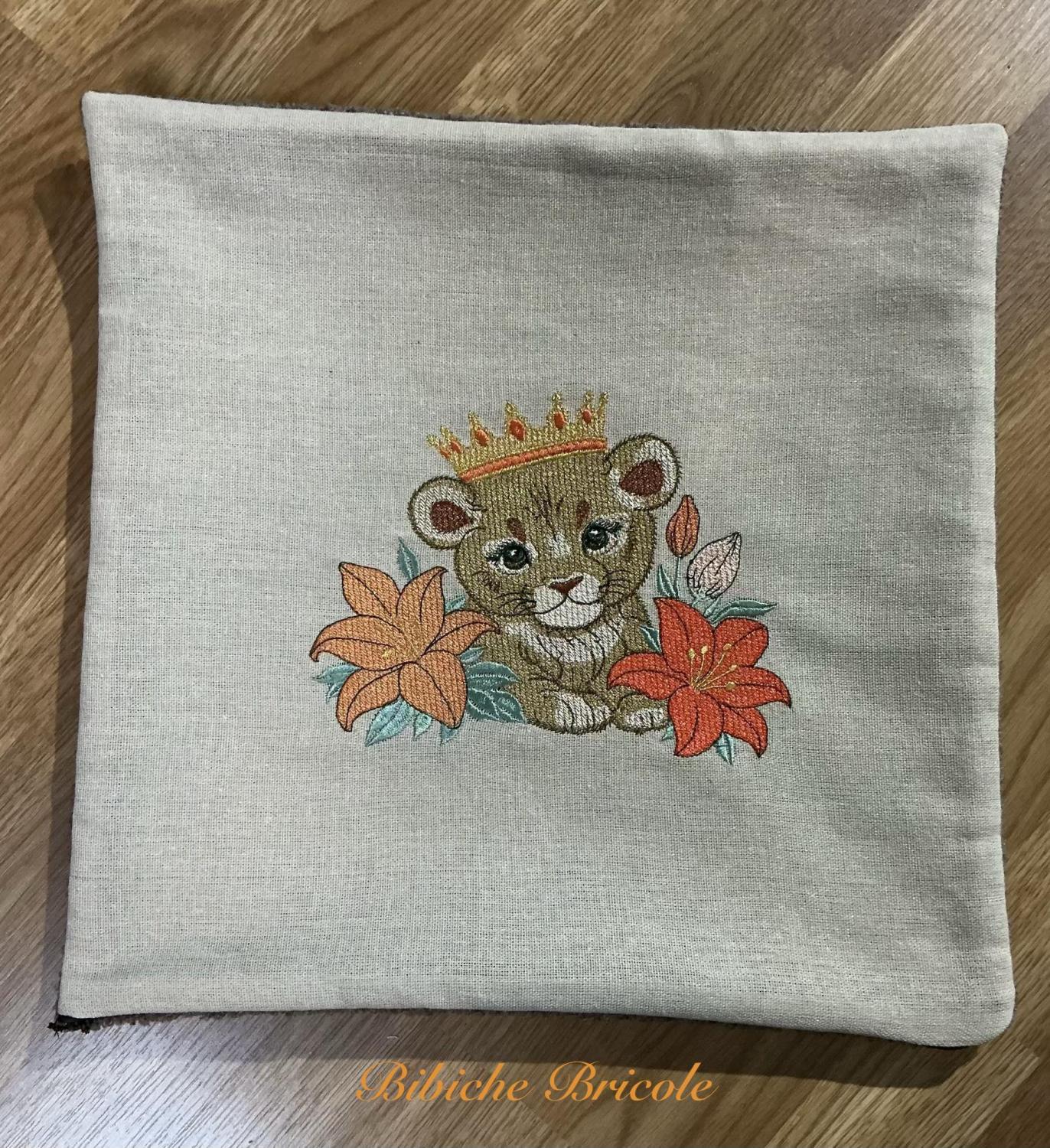 Sa Majesté Lionceau - Motif de Borderie - Format disponible Pack 4 tailles, 10x10, 15x15, 18x13, 26x16 ou 20x20