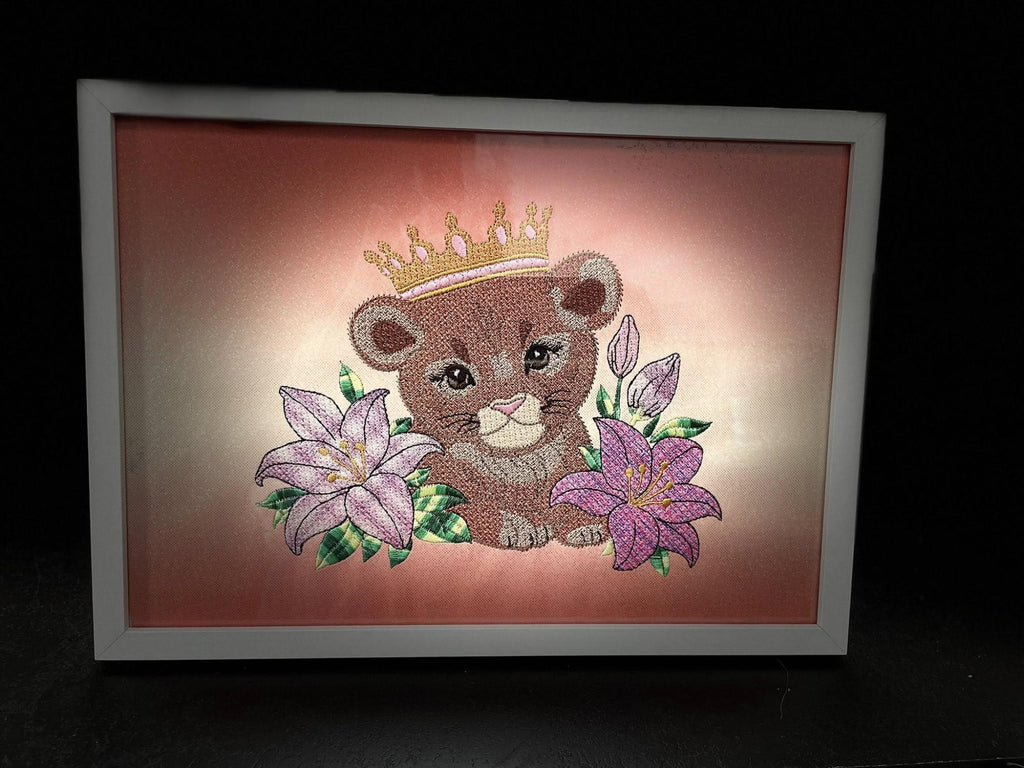 Sa Majesté Lionceau - Motif de Borderie - Format disponible Pack 4 tailles, 10x10, 15x15, 18x13, 26x16 ou 20x20