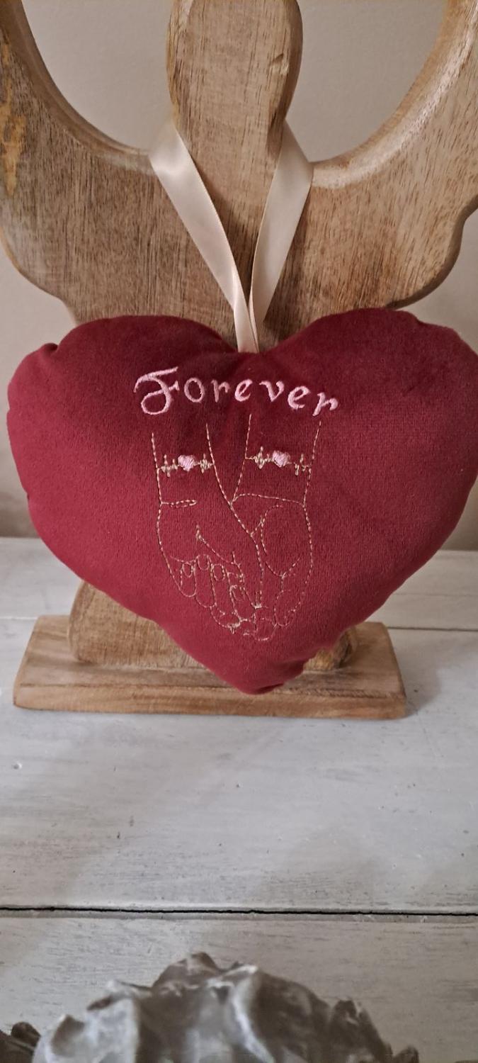 Mains tatouées Forever - Motif de broderie - Format Disponible 10x10 et 15x15 ou 18x13, pack 2 tailles