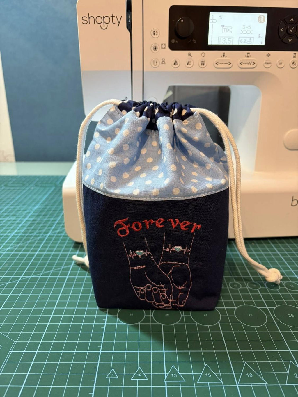 Mains tatouées Forever - Motif de broderie - Format Disponible 10x10 et 15x15 ou 18x13, pack 2 tailles