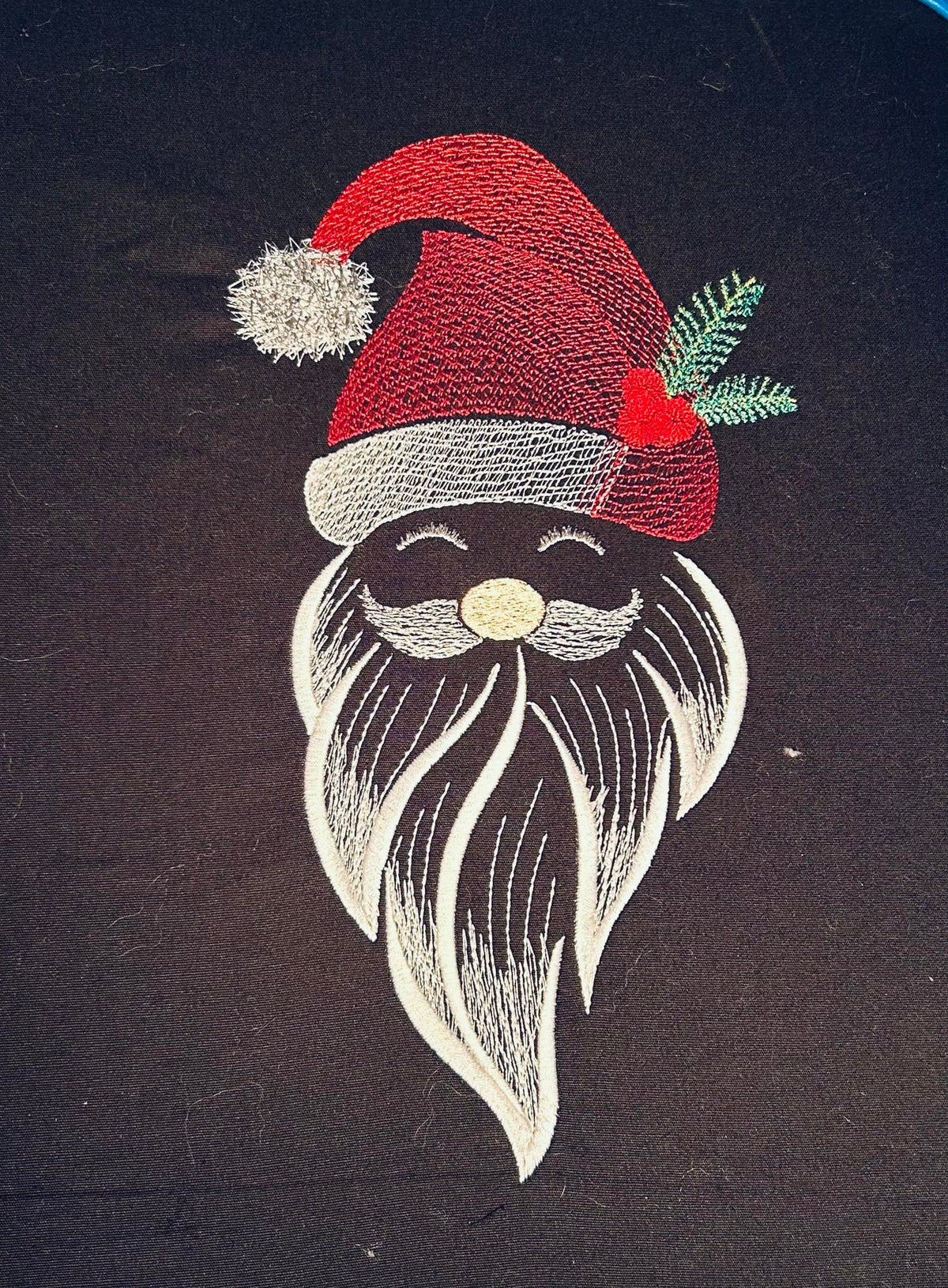 Père Noël avec bonnet rouge, barbe blanche, feuillage et baies rouges dans un style croquis – motif de broderie machine