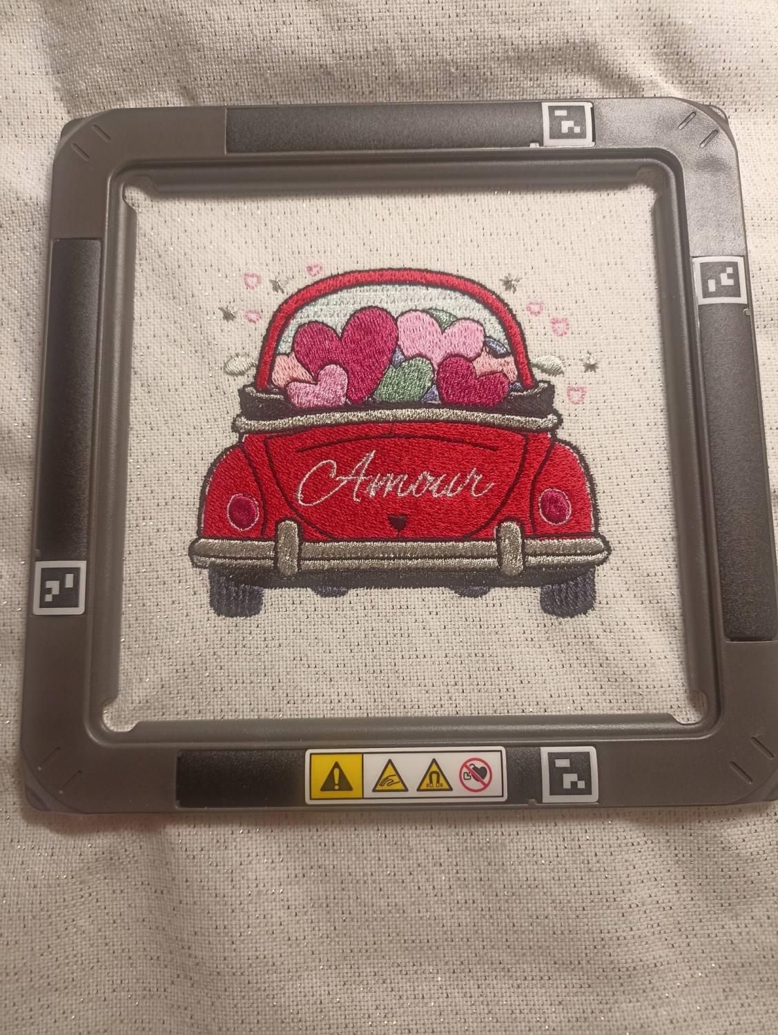 Petite décapotable d'amour - Motif de broderie - Format disponible 10x10, 15x15 oui 18x13 et pack 2 tailles