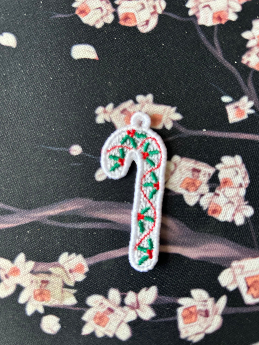 Motif de broderie FSL Sucre d’Orge décoré aux couleurs de Noël pour boucles d’oreilles et breloques avec plaque de 4 motifs pour cadre 10x10
