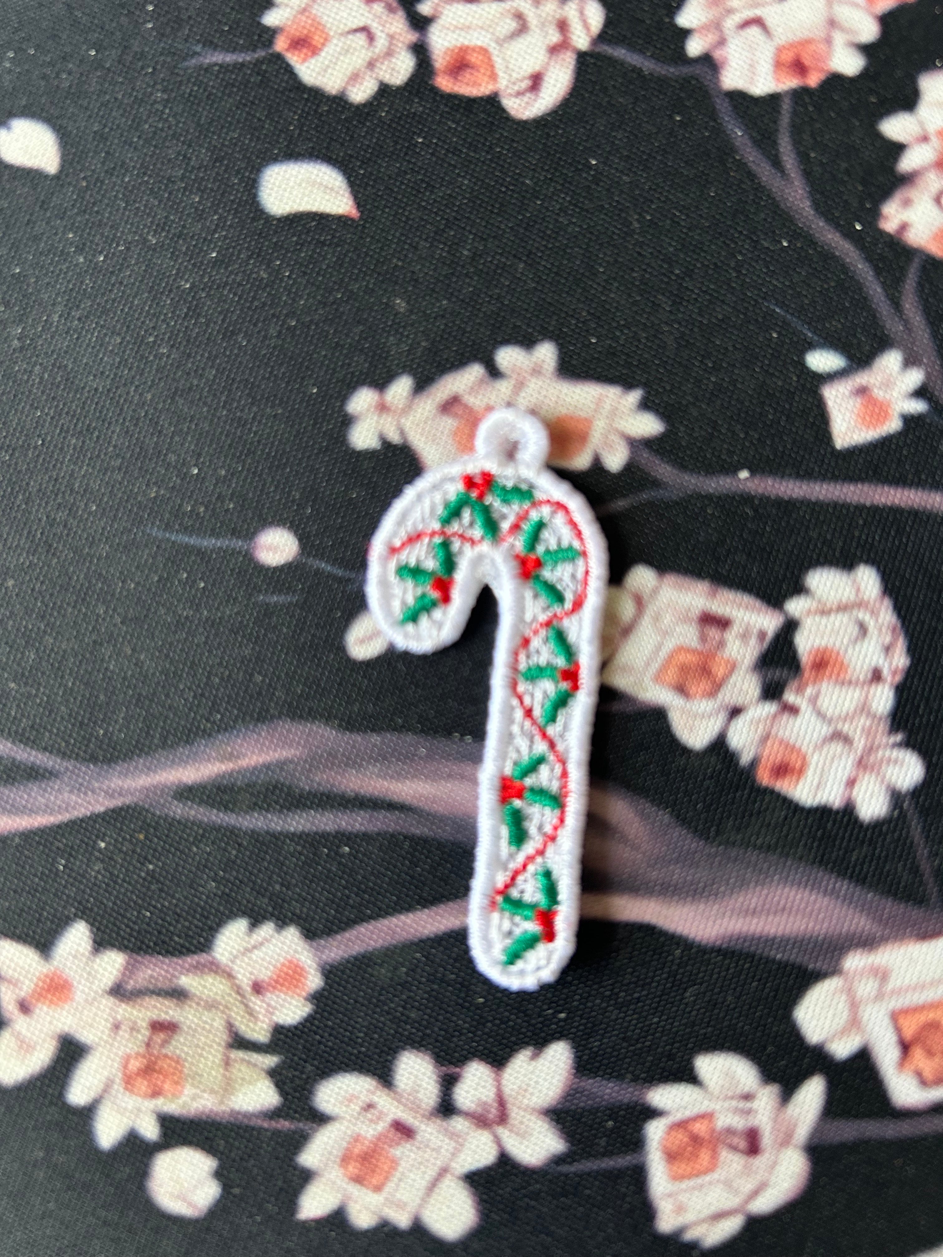 Motif de broderie FSL Sucre d’Orge décoré aux couleurs de Noël pour boucles d’oreilles et breloques avec plaque de 4 motifs pour cadre 10x10