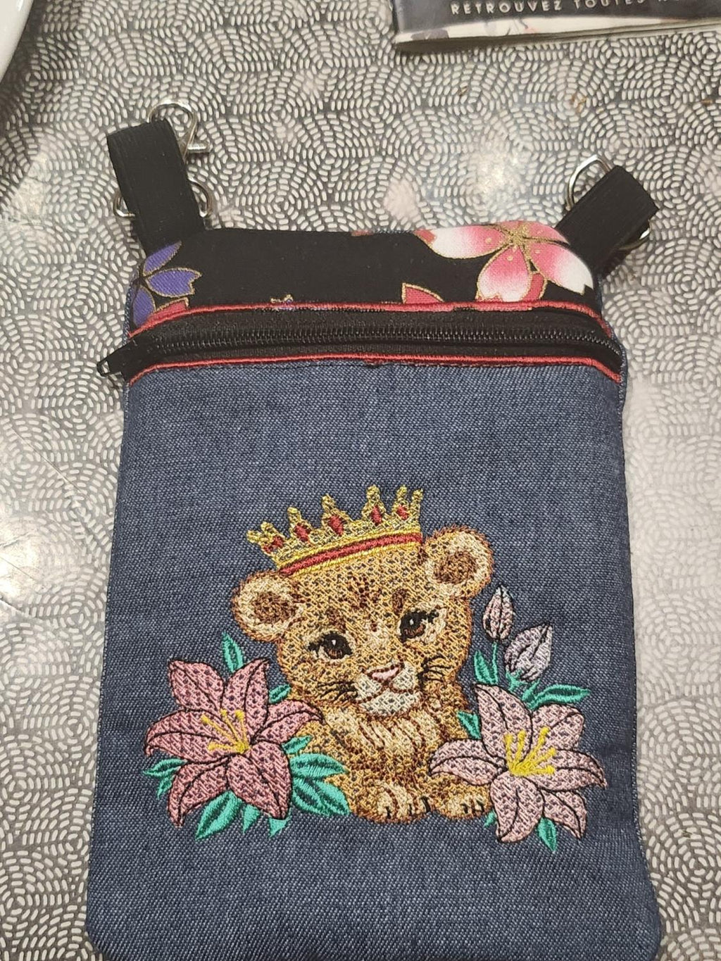 Sa Majesté Lionceau - Motif de Borderie - Format disponible Pack 4 tailles, 10x10, 15x15, 18x13, 26x16 ou 20x20