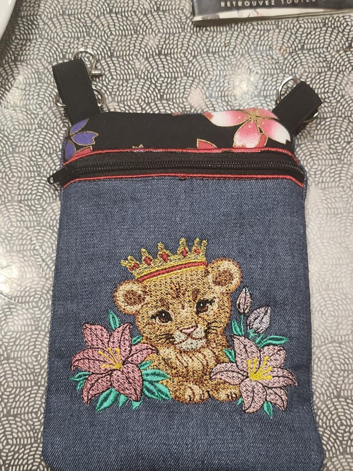 Sa Majesté Lionceau - Motif de Borderie - Format disponible Pack 4 tailles, 10x10, 15x15, 18x13, 26x16 ou 20x20