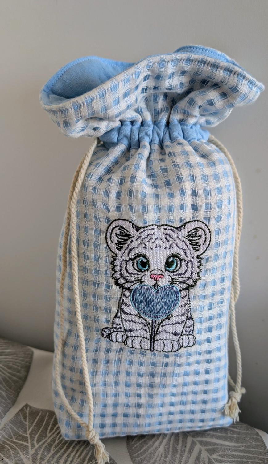Tigre blanc avec sa sucette coeur - Motif de broderie - Format disponible 10x10, 15x15 ou 18x13 et pack 2 tailles