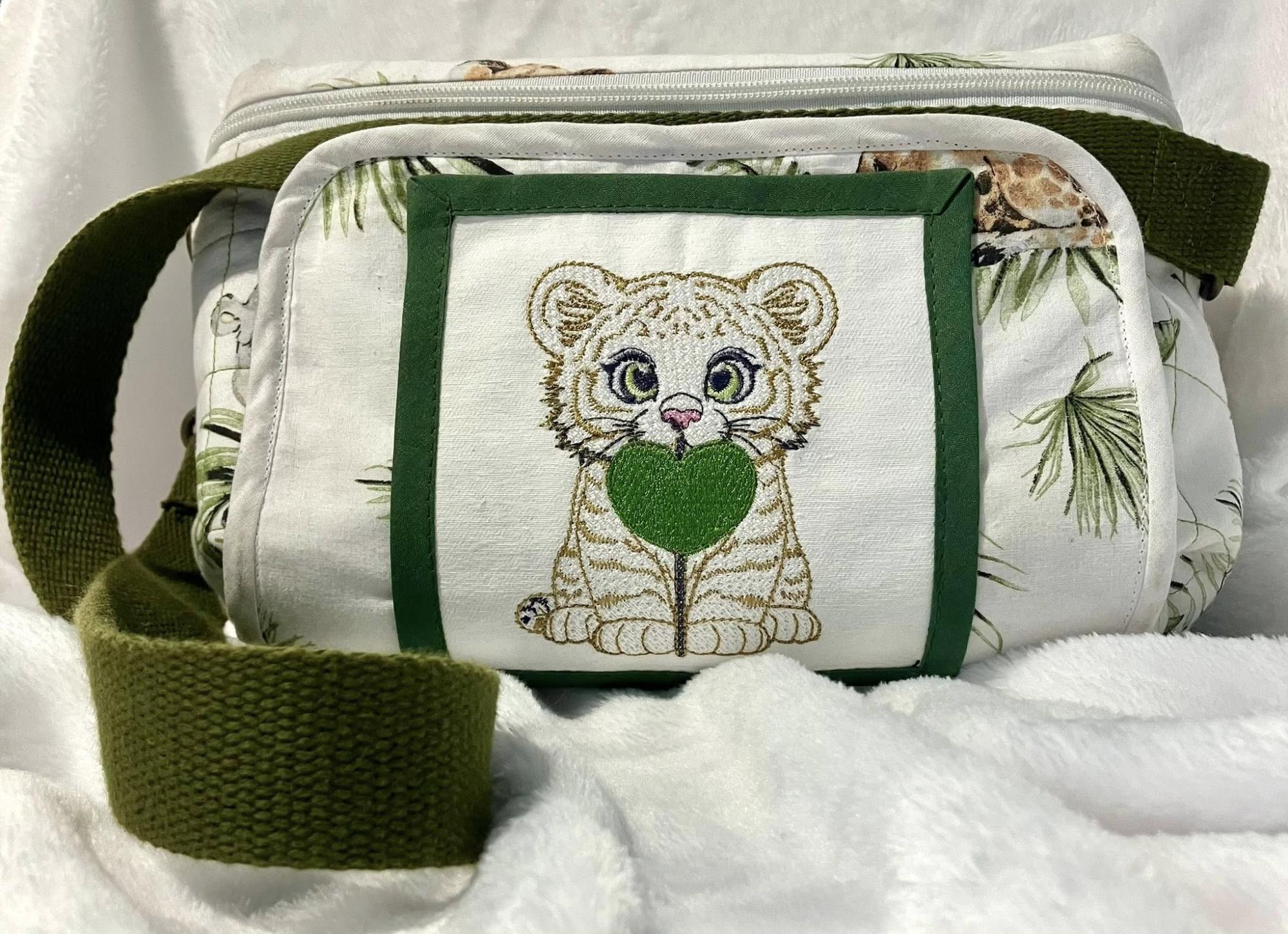 Tigre blanc avec sa sucette coeur - Motif de broderie - Format disponible 10x10, 15x15 ou 18x13 et pack 2 tailles