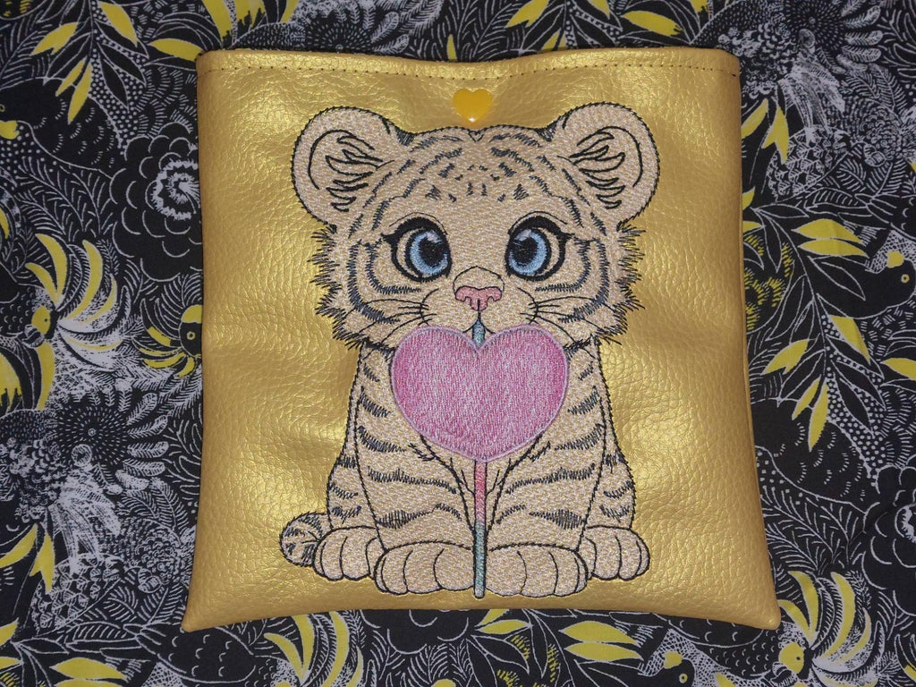 Tigre blanc avec sa sucette coeur - Motif de broderie - Format disponible 10x10, 15x15 ou 18x13 et pack 2 tailles