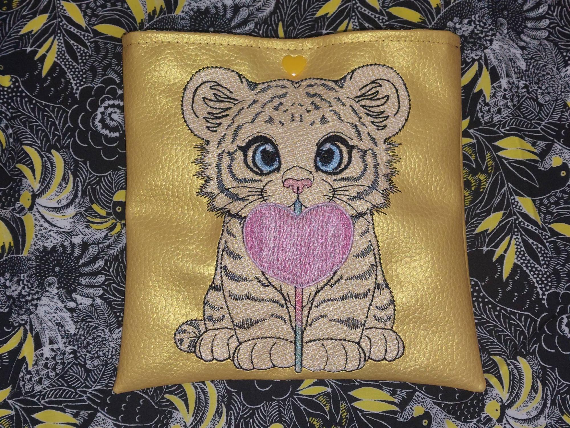 Tigre blanc avec sa sucette coeur - Motif de broderie - Format disponible 10x10, 15x15 ou 18x13 et pack 2 tailles