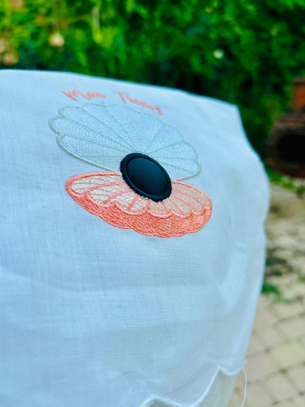 Motif de broderie Mon Trésor Huître Perlière effet 3D avec point florentin, papier Mylar et perle en appliqué relief – Format 10x10 AK Broderie