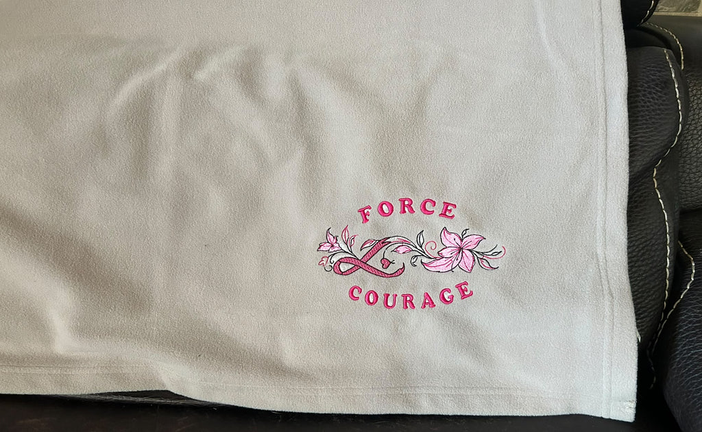 Plaid brodé Force et Courage Octobre Rose avec ruban rose et fleurs – AK Broderie
