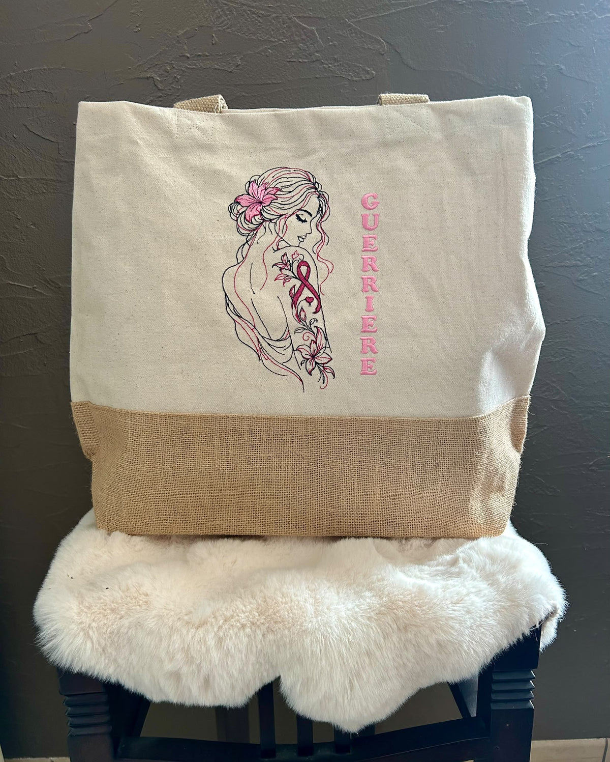 Sac brodé Guerrière Octobre Rose en coton et jute naturel – création AK Broderie