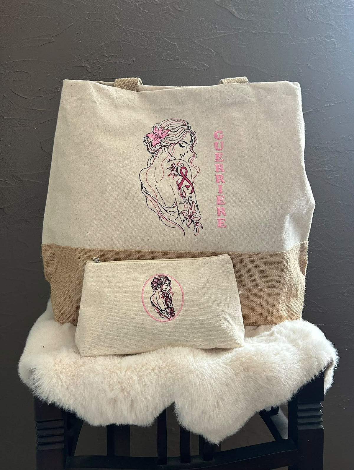 Trousse brodée Guerrière Octobre Rose en coton naturel – création AK Broderie