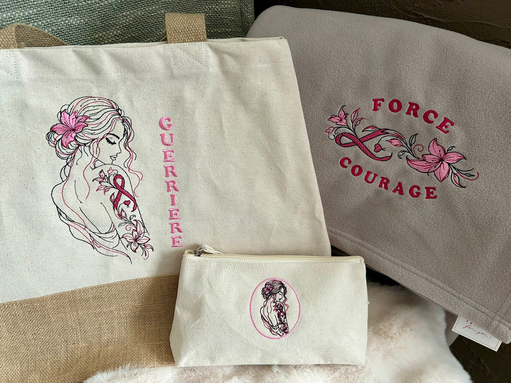 PRÉCOMMANDE – Plaid brodé Force & Courage Octobre Rose – Édition Limitée