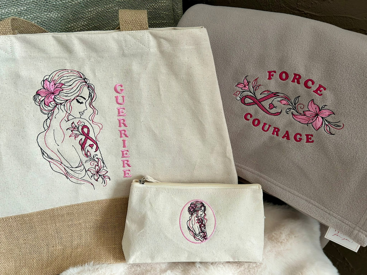 PRÉCOMMANDE – Plaid brodé Force & Courage Octobre Rose – Édition Limitée