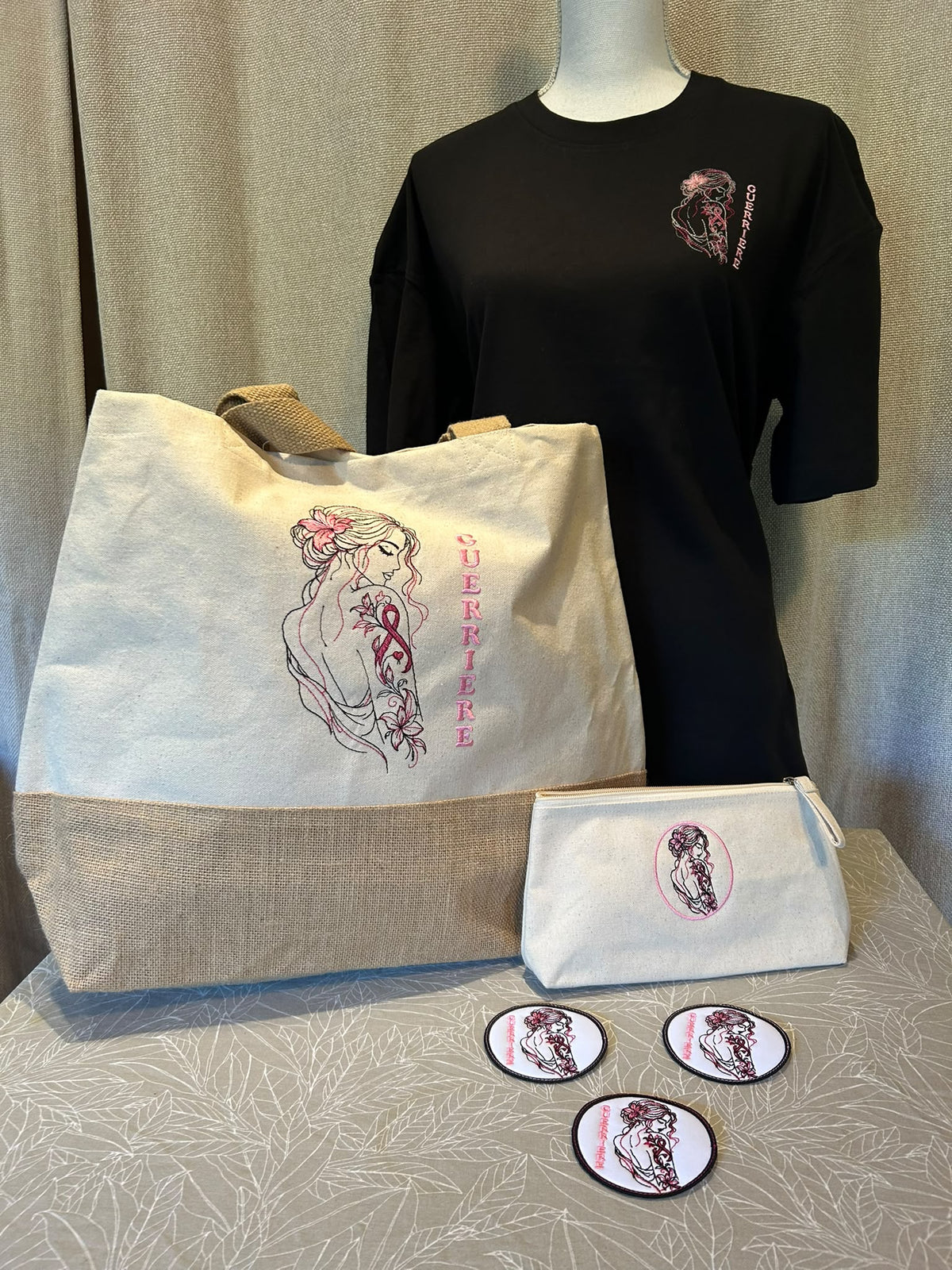 PRÉCOMMANDE – Écusson brodé Guerrière Octobre Rose 8 × 8 cm à coudre – Édition Limitée