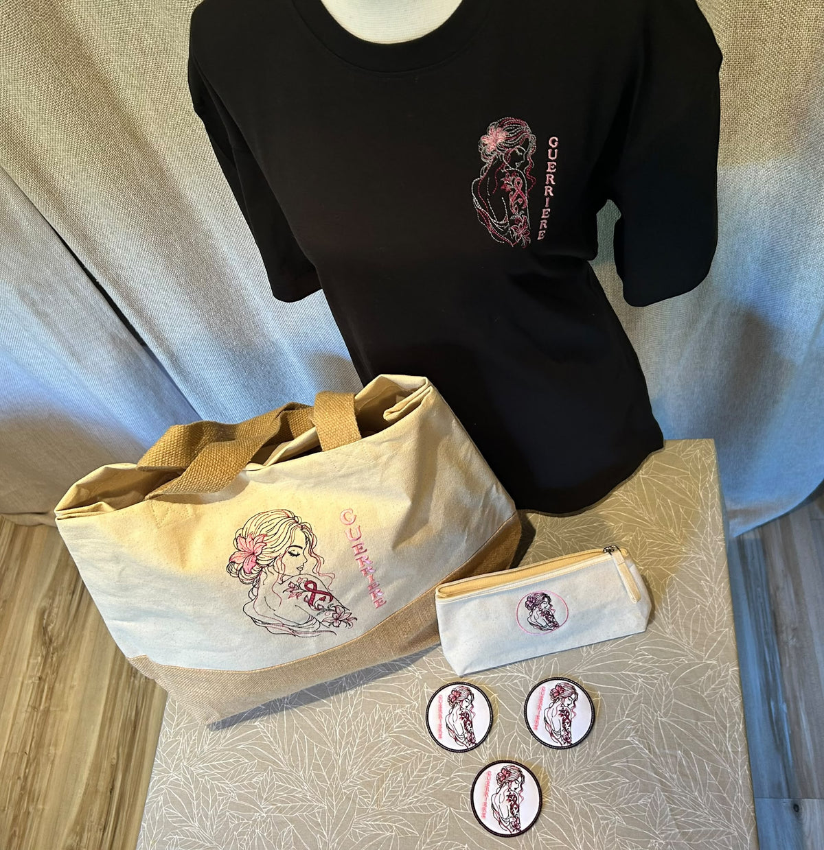 PRÉCOMMANDE – Écusson brodé Guerrière Octobre Rose 8 × 8 cm à coudre – Édition Limitée