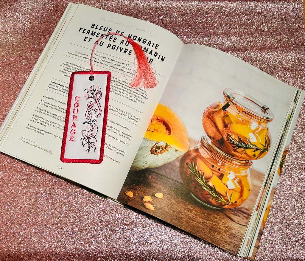 PRÉCOMMANDE – Marque-page brodé Octobre Rose – Guerrière, Force, Courage ou Espoir