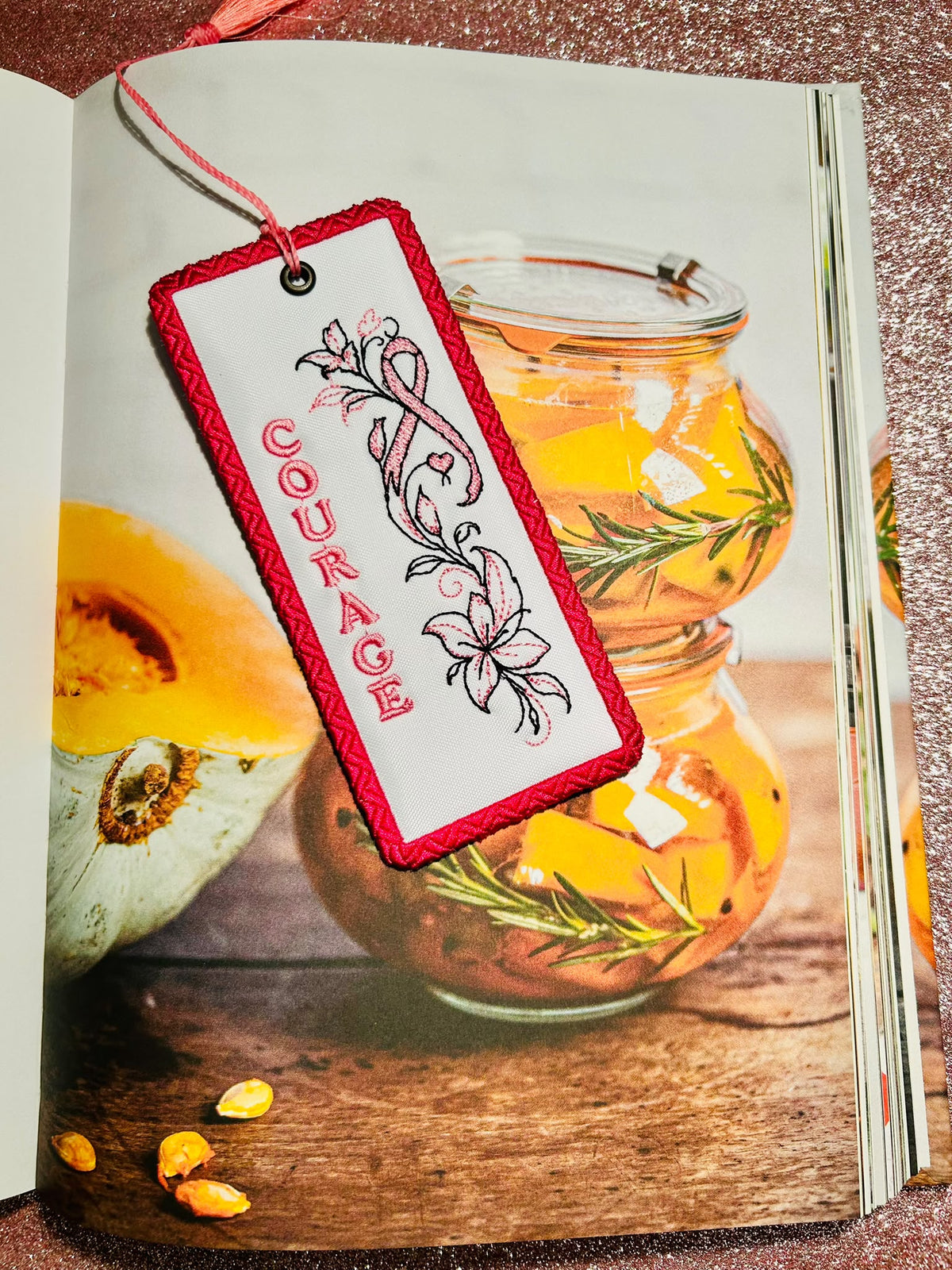 PRÉCOMMANDE – Marque-page brodé Octobre Rose – Guerrière, Force, Courage ou Espoir