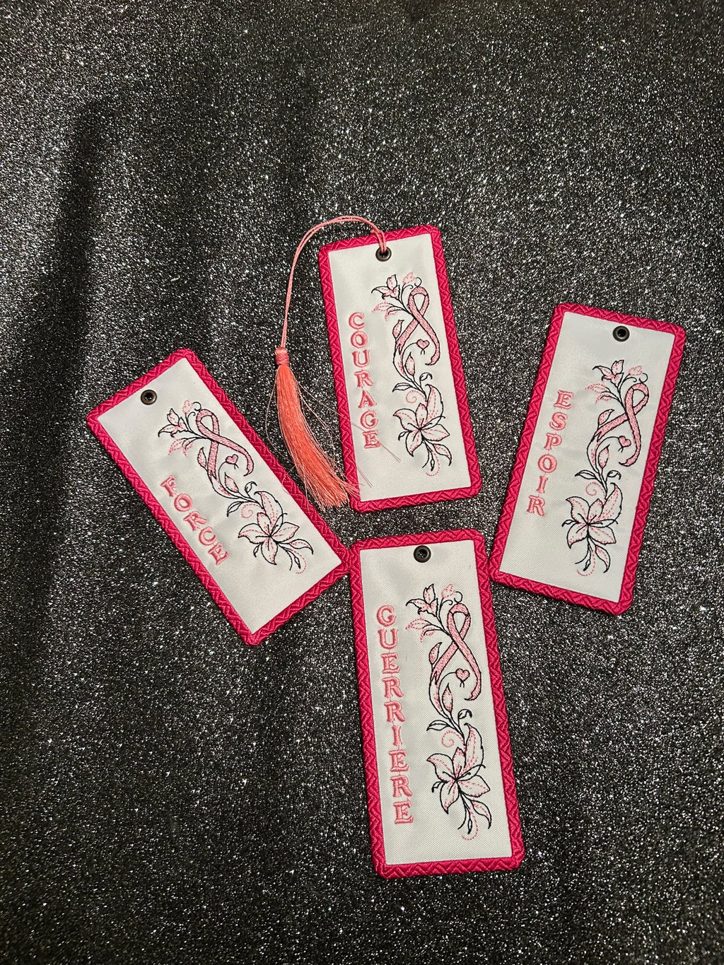 PRÉCOMMANDE – Marque-page brodé Octobre Rose – Guerrière, Force, Courage ou Espoir
