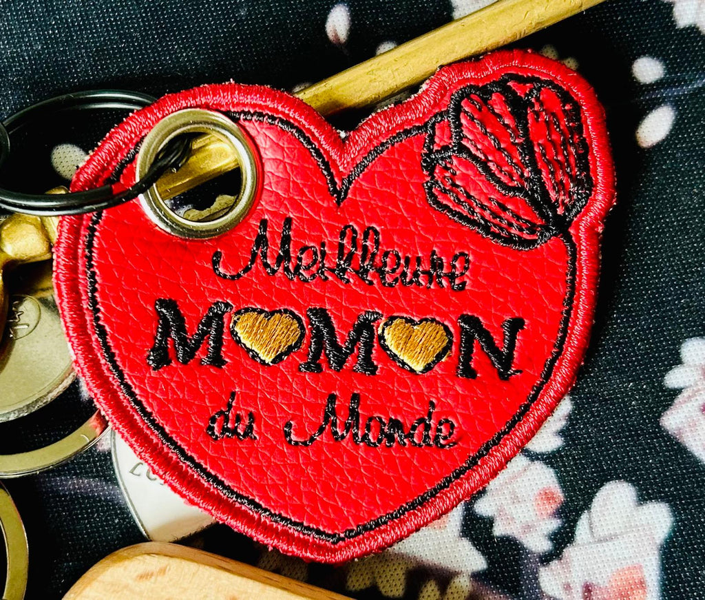 Porte-clé Coeur ITH “Meilleure Maman du Monde” - Fichier Broderie 10x10