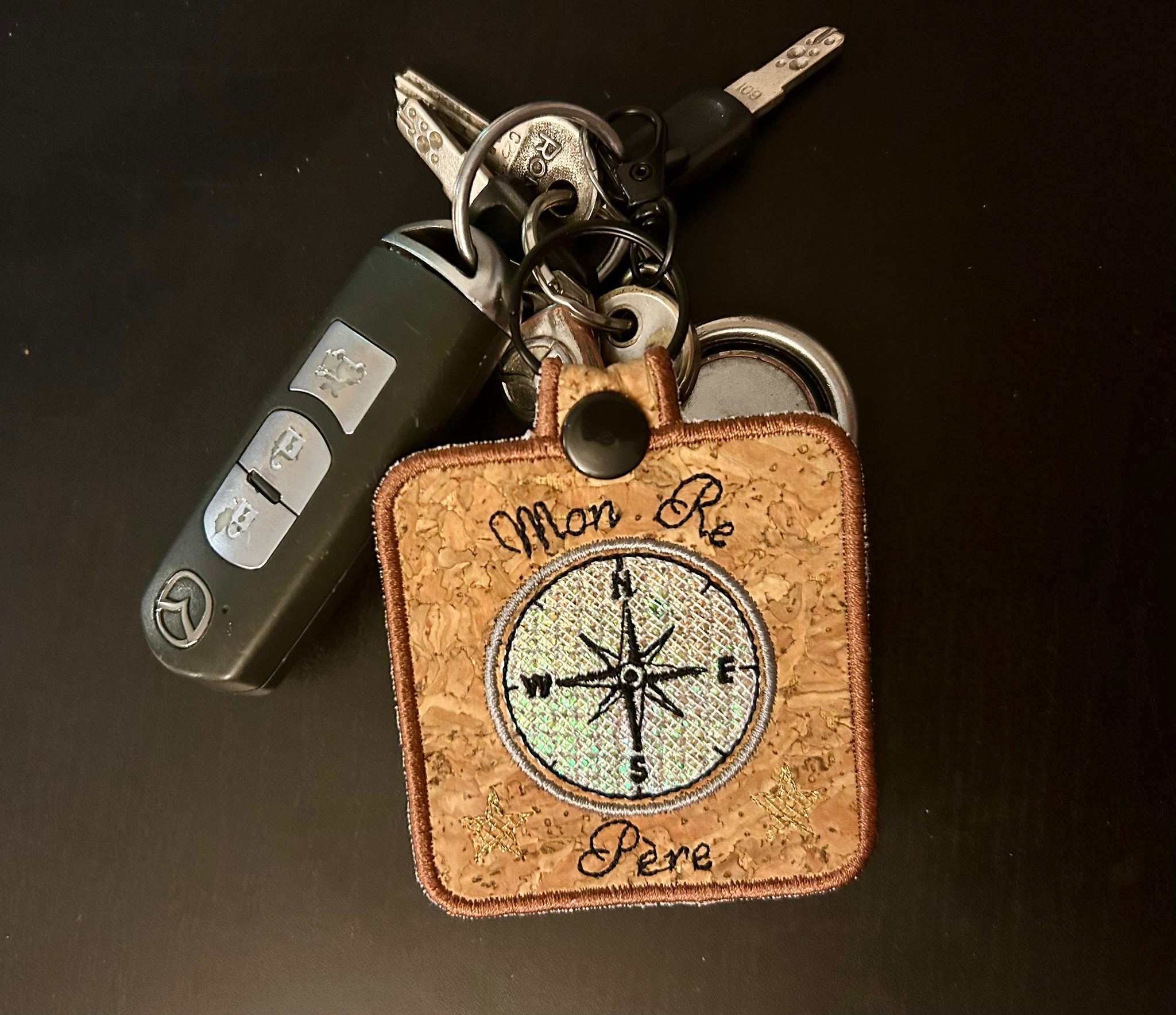 Porte-clé ITH Mon Re-Père 10x10 | Motif Broderie Machine Fête des Pères