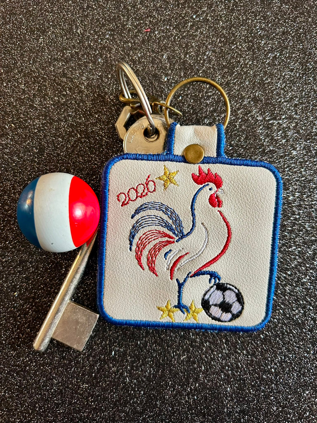 Motif de broderie machine ITH Passion Foot – porte-clé football à réaliser entièrement dans le cadre, formats PES DST JEF HUS VP3 XXX