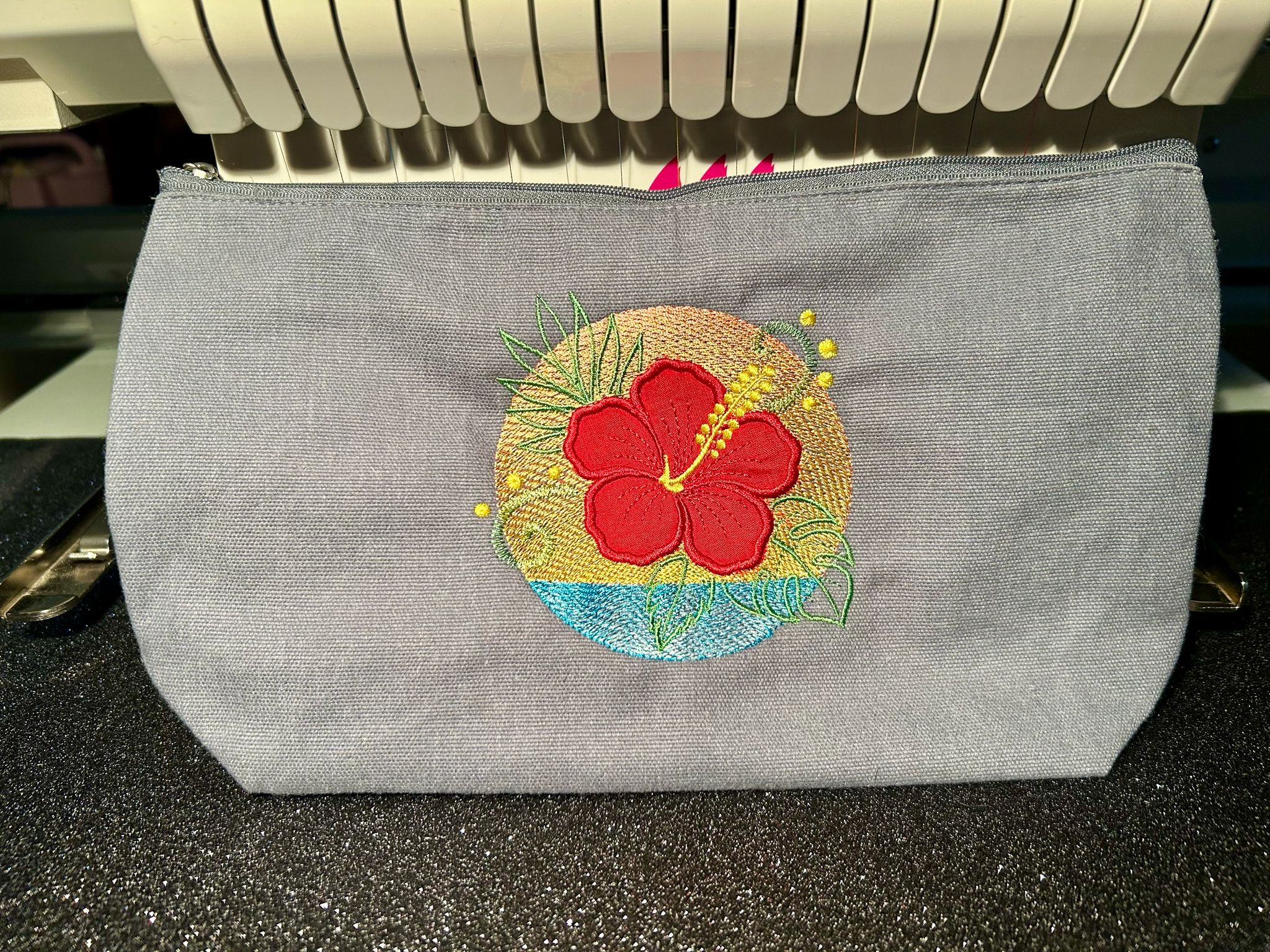 Motif de broderie Hibiscus en appliqué sur coucher de soleil et océan avec effet vagues brodées – Formats 10x10, 15x15 et 18x13 AK Broderie