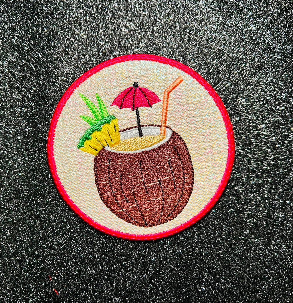 Sous-verre ITH cocktail Pina Colada en broderie machine 10x10 avec noix de coco, ananas, ombrelle et Mylar optionnel