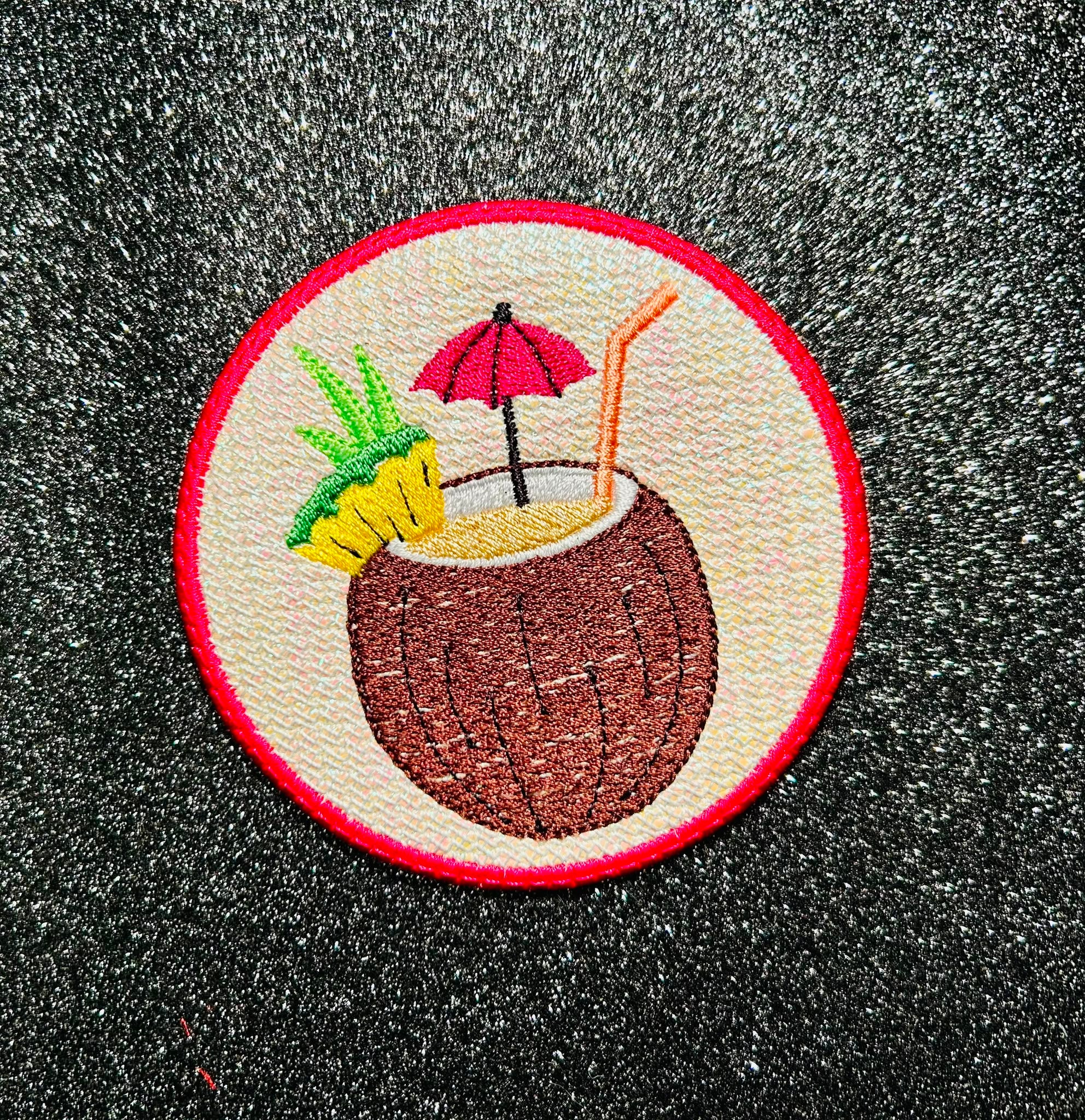 Sous-verre ITH cocktail Pina Colada en broderie machine 10x10 avec noix de coco, ananas, ombrelle et Mylar optionnel
