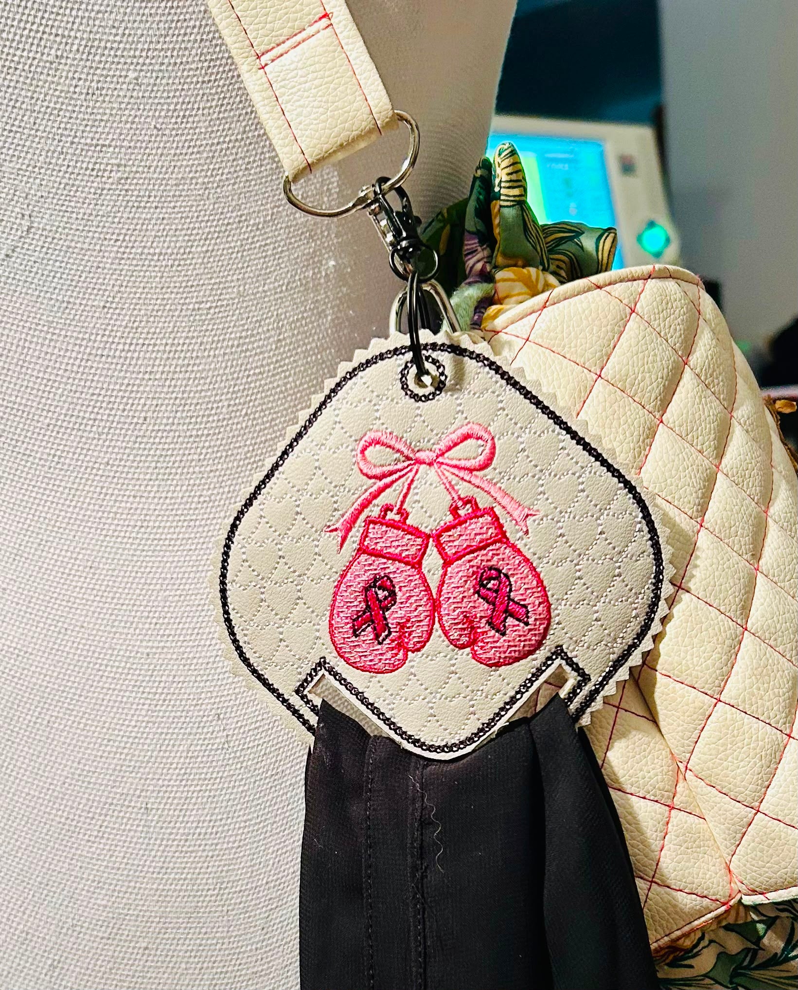 Motif de broderie ITH porte-foulard Octobre Rose avec gants de boxe décorés de rubans roses, fond cœur brodé et nœud satiné, format 10x10