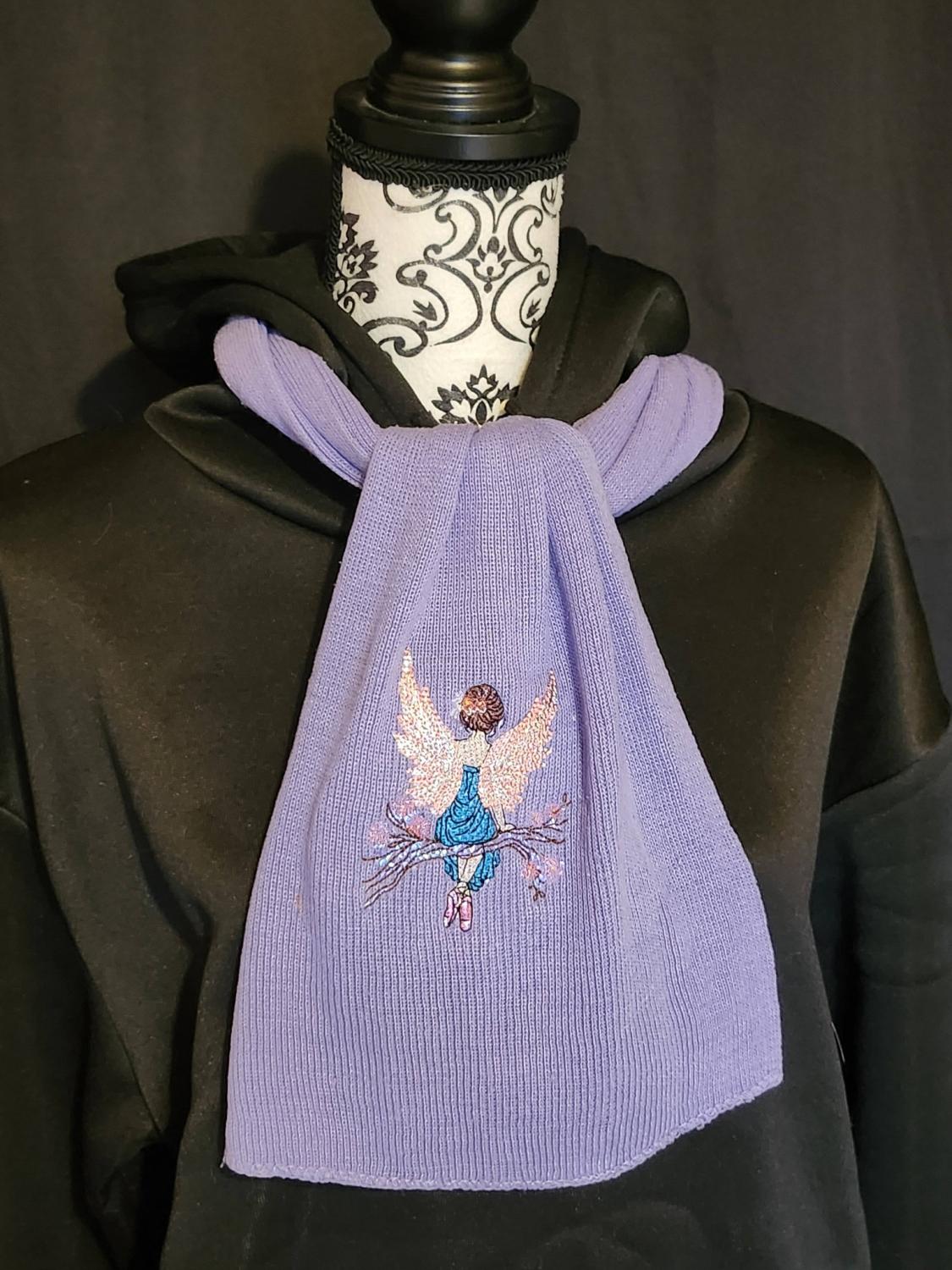 Motif de broderie La Fée du Printemps avec ailes délicates, branche fleurie et effets Mylar – AK Broderie