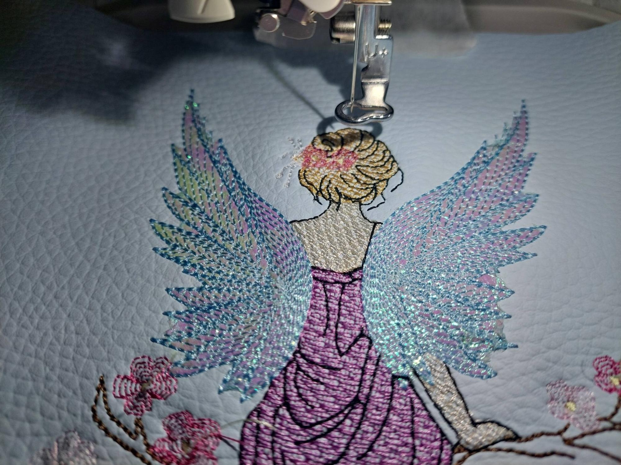 Motif de broderie La Fée du Printemps avec ailes délicates, branche fleurie et effets Mylar – AK Broderie