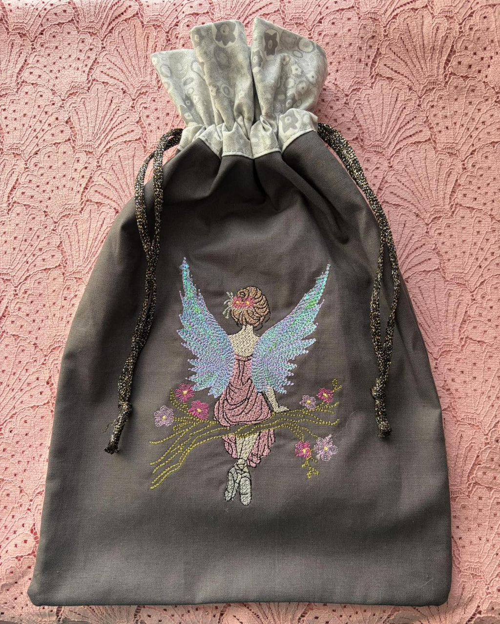 Motif de broderie La Fée du Printemps avec ailes délicates, branche fleurie et effets Mylar – AK Broderie