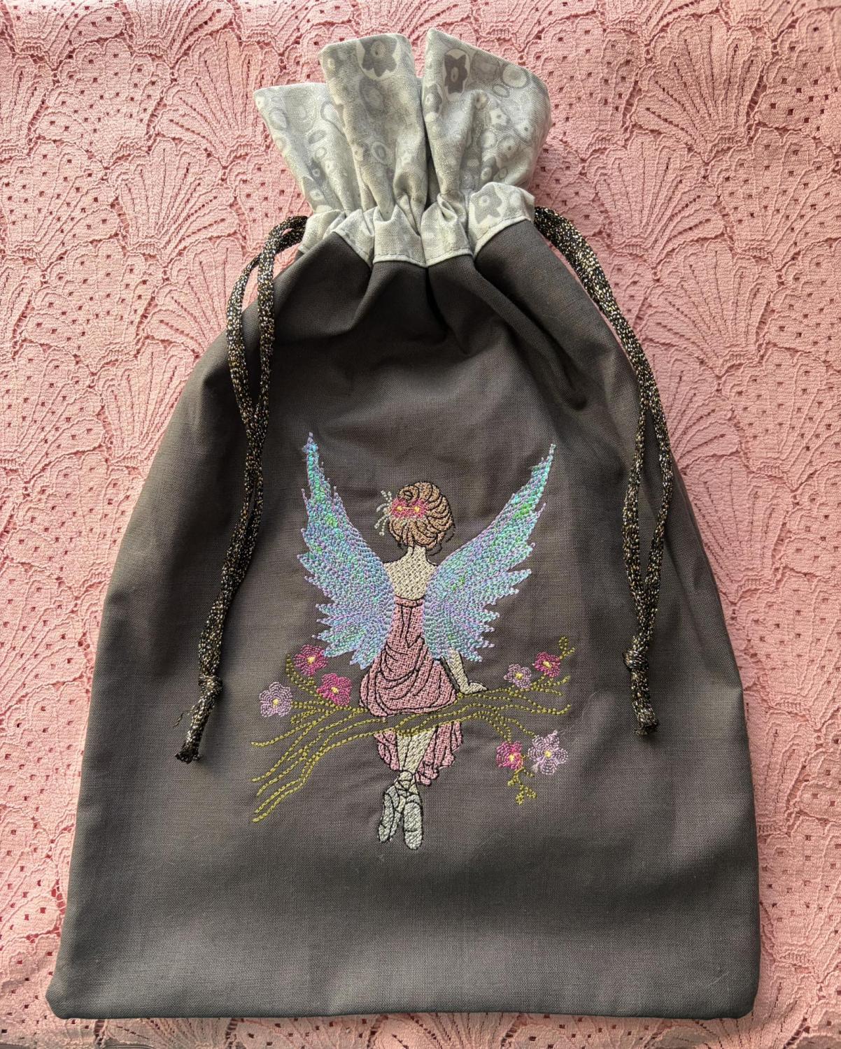 Motif de broderie La Fée du Printemps avec ailes délicates, branche fleurie et effets Mylar – AK Broderie