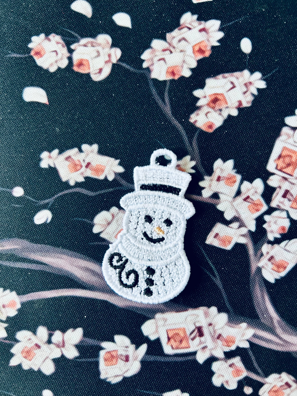 Motif de broderie FSL Bonhomme de Neige pour boucles d’oreilles et breloques avec plaque de 4 motifs pour cadre 10x10