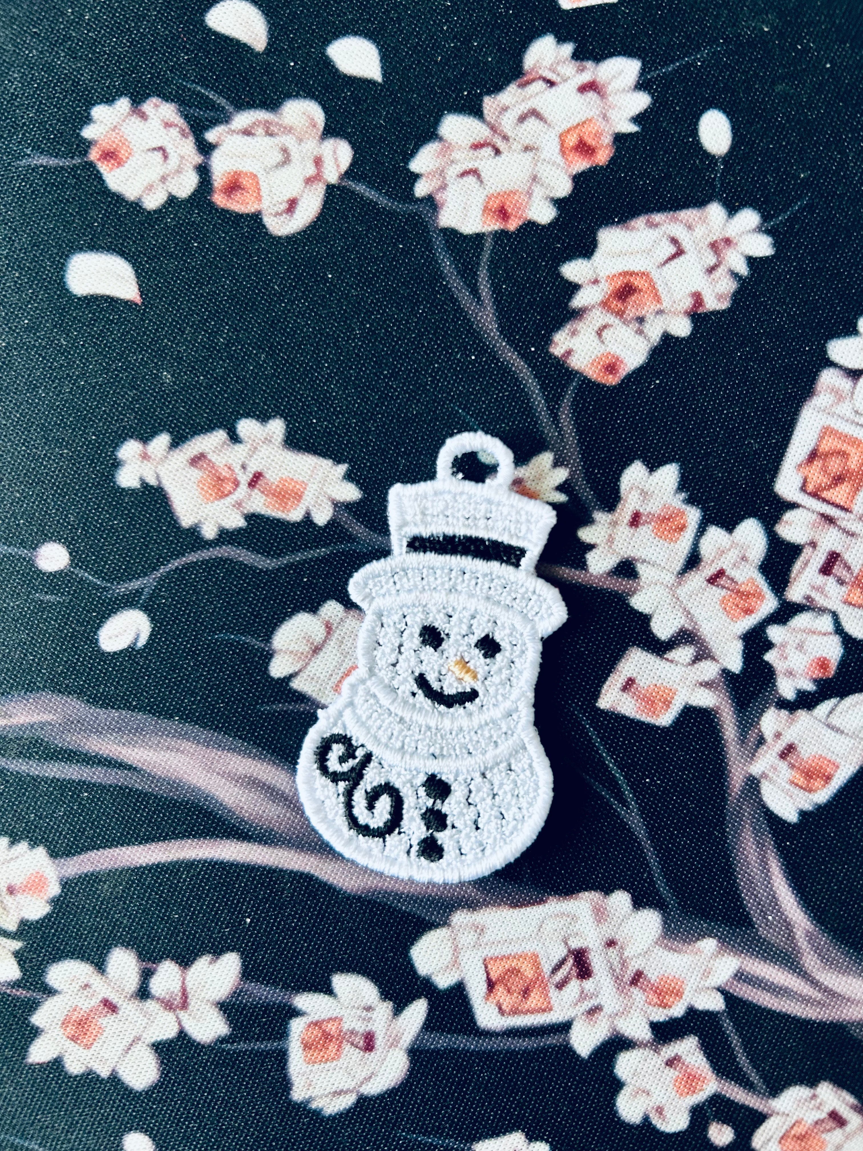 Motif de broderie FSL Bonhomme de Neige pour boucles d’oreilles et breloques avec plaque de 4 motifs pour cadre 10x10