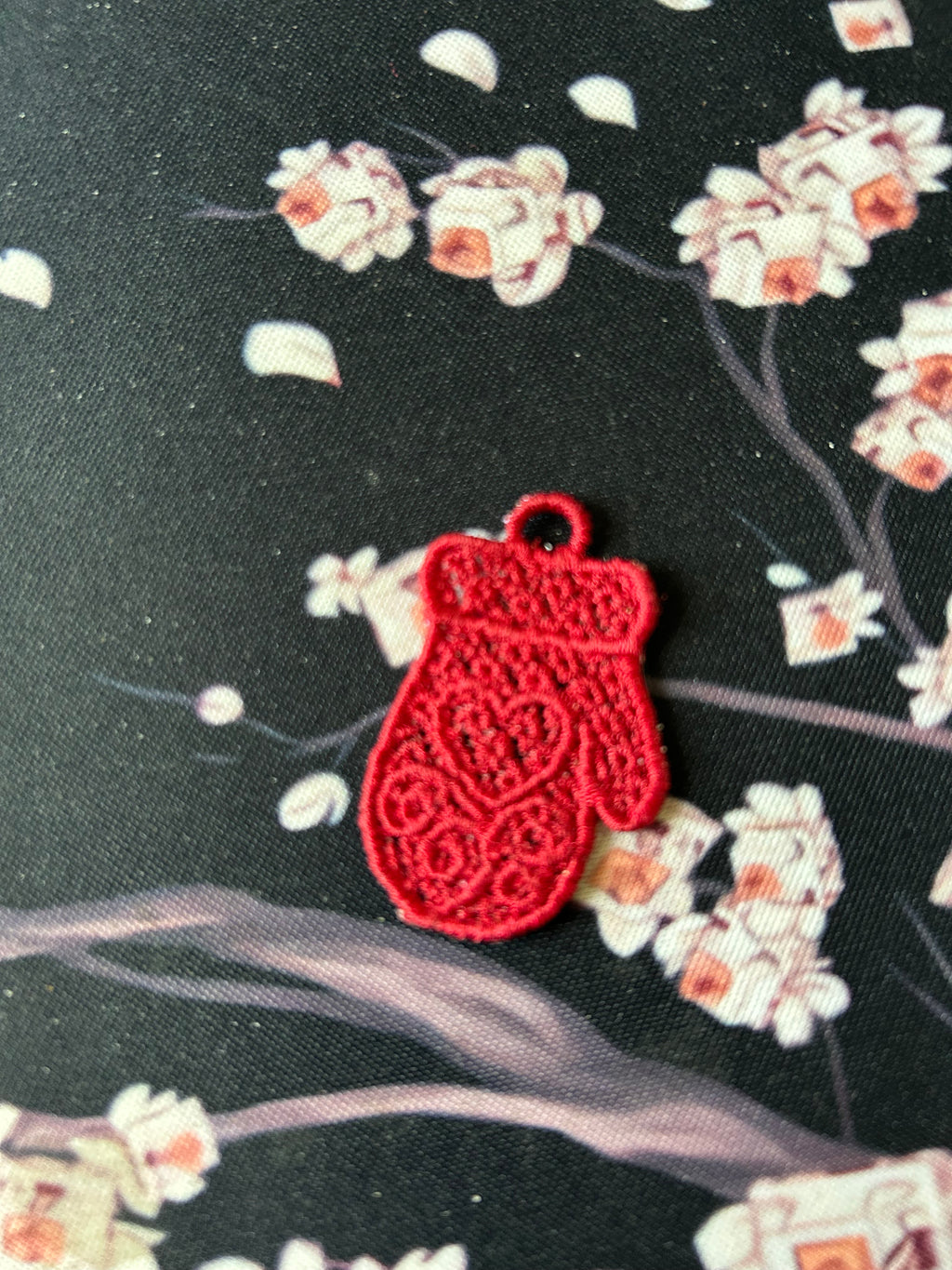 Motif de broderie FSL Moufles ajourées pour boucles d’oreilles et breloques avec plaque de 4 motifs pour cadre 10x10