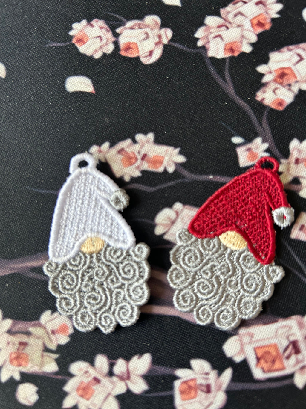 Motif de broderie FSL Père Noël avec bonnet rouge et barbe en volutes pour boucles d’oreilles et breloques, plaque de 4 motifs pour cadre 10x10