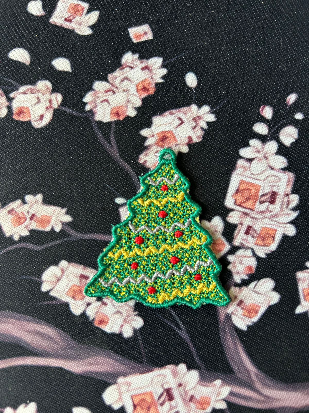 Motif de broderie FSL Sapin de Noël décoré pour boucles d’oreilles et breloques avec plaque de 4 motifs pour cadre 10x10
